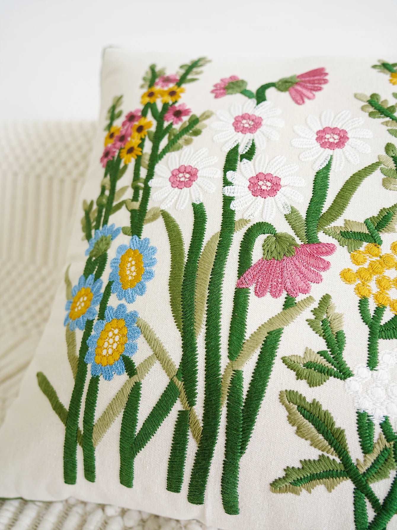 Housse de coussin brodée fleurs