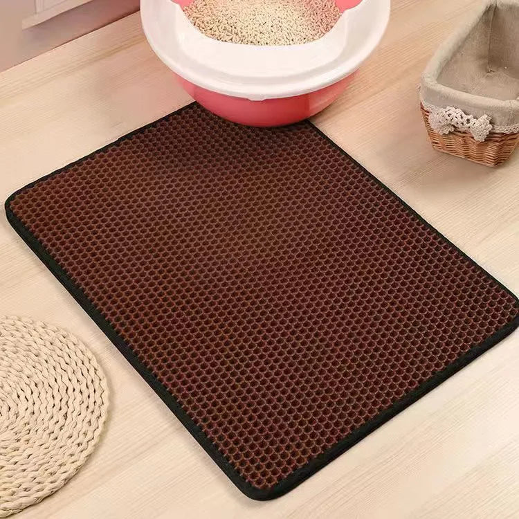 Tapis marron devant litière chat sol